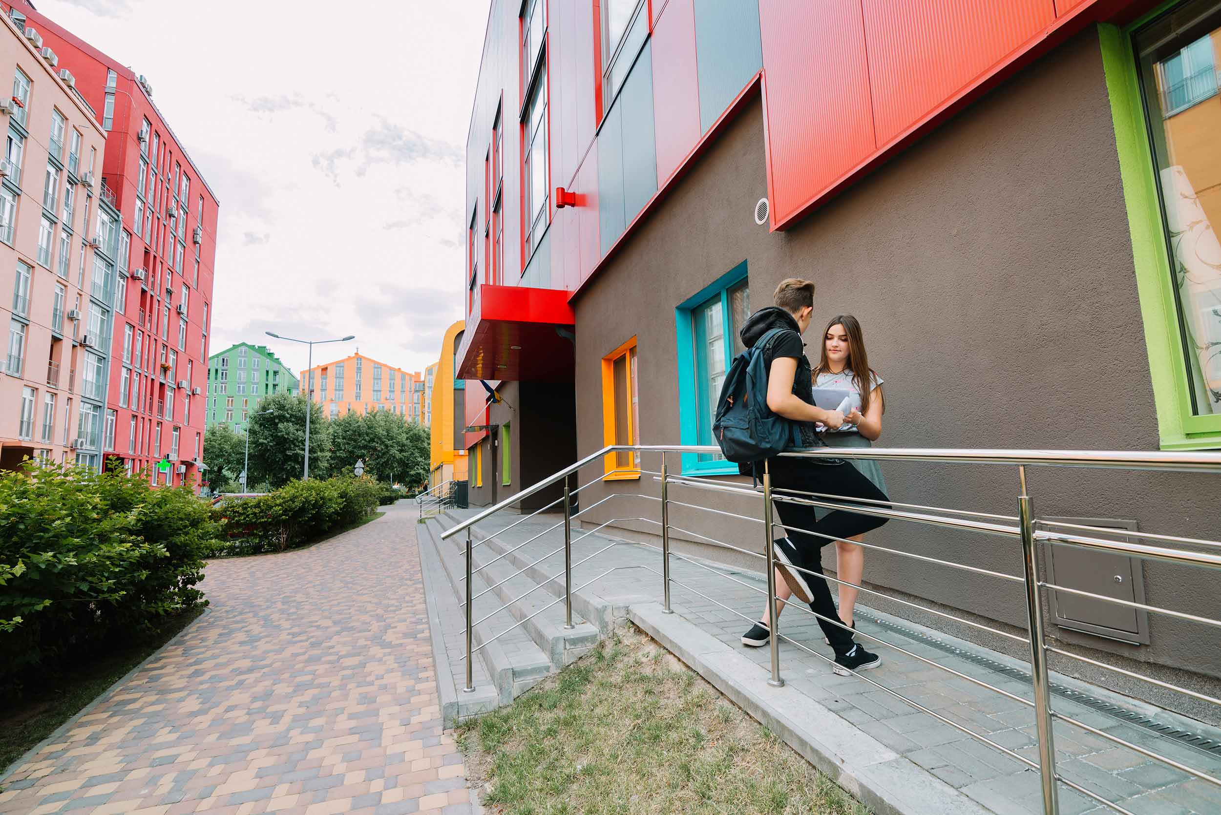Två personer som står och pratar på en gård